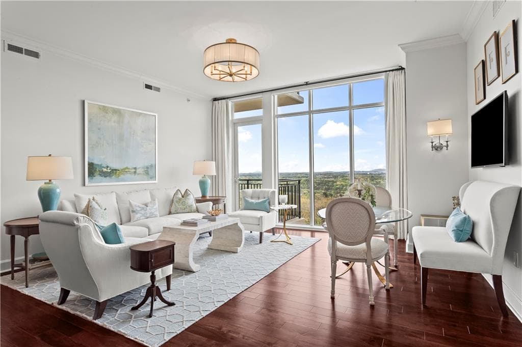 3 bedroom, 3 bathroom, 2,063 sq ft condominium for sale at 2950 Mount Wilkinson Parkway 1002, Atlanta, GA 30339 — photo 2