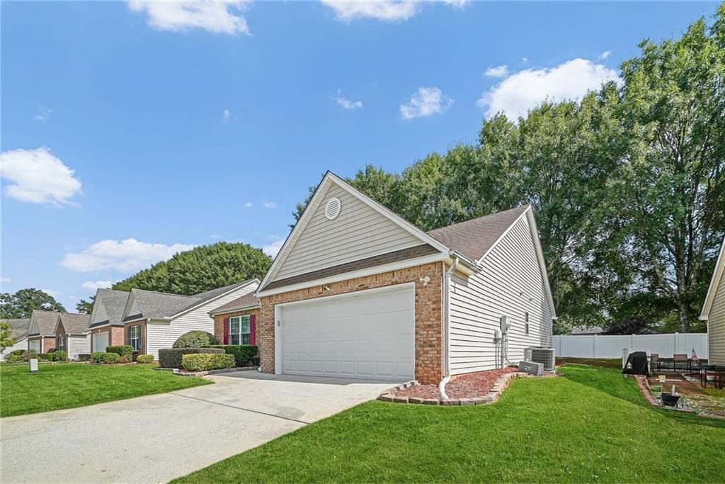 2 bedroom, 2 bathroom, 1,296 sq ft single family residence for sale at 504 Mockingbird Lane, Loganville, GA 30052 — photo 3