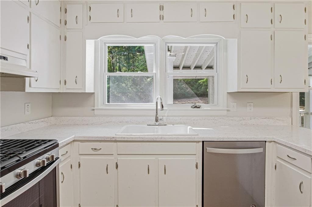 4 bedroom, 3 bathroom, 3,051 sq ft single family residence for sale at 2215 Angela Drive, Lilburn, GA 30047 — photo 2