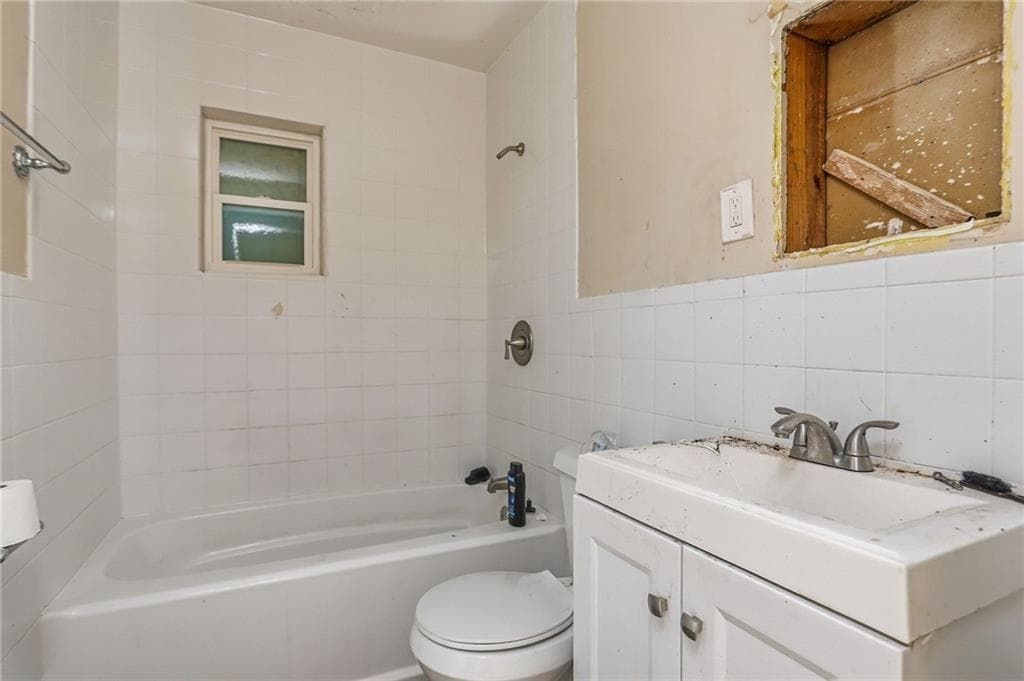 3 bedroom, 1 bathroom, 1,352 sq ft single family residence for sale at 2004 Meadow Lane, Decatur, GA 30032 — photo 5