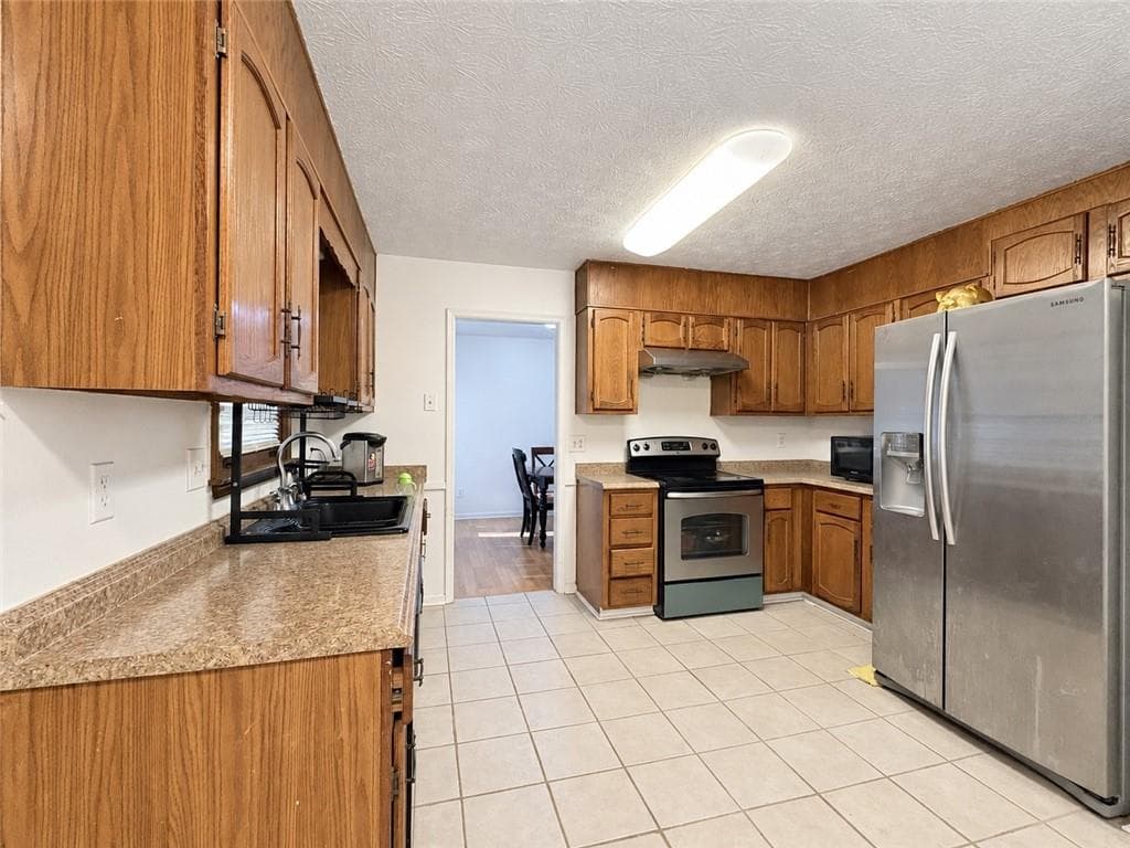 5 bedroom, 3 bathroom, 2,553 sq ft single family residence for sale at 441 Hunters Cove Court, Lawrenceville, GA 30044 — photo 8