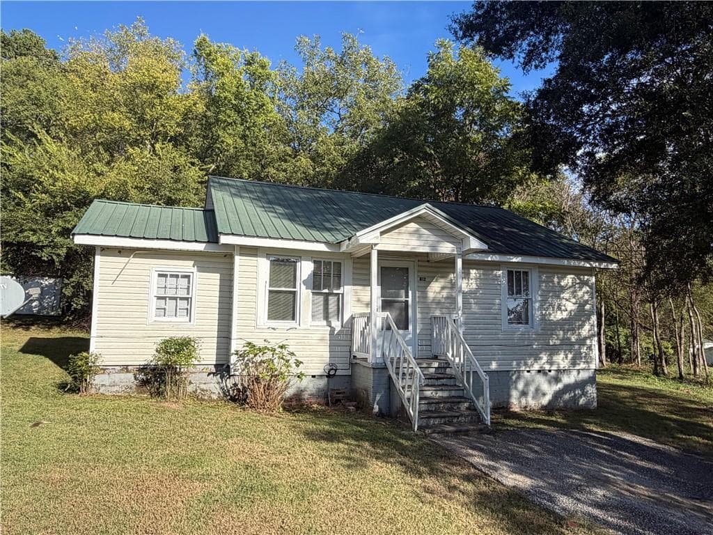2 bedroom, 2 bathroom, 1,076 sq ft single family residence for sale at 812 Wilson Street, Rockmart, GA 30153 — photo 1 of 11