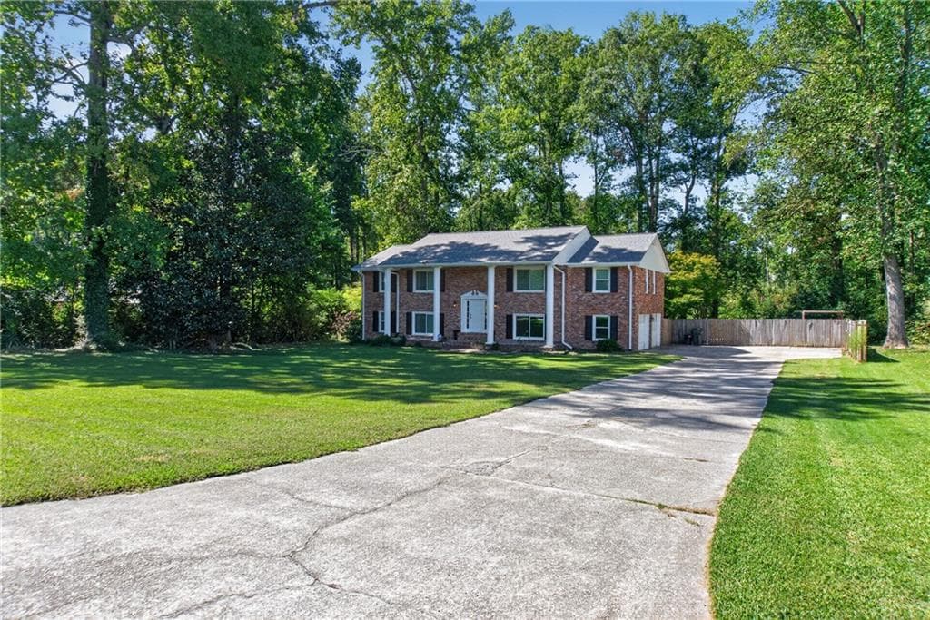 5 bedroom, 3 bathroom, 3,023 sq ft single family residence for sale at 869 April Drive, Conyers, GA 30094 — photo 4