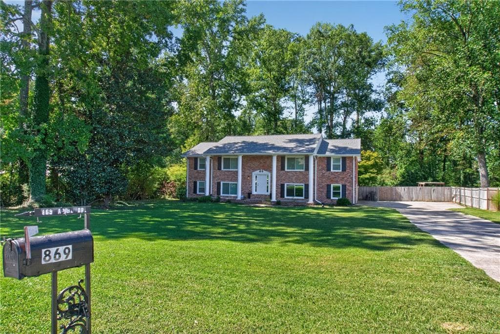 5 bedroom, 3 bathroom, 3,023 sq ft single family residence for sale at 869 April Drive, Conyers, GA 30094 — photo 5