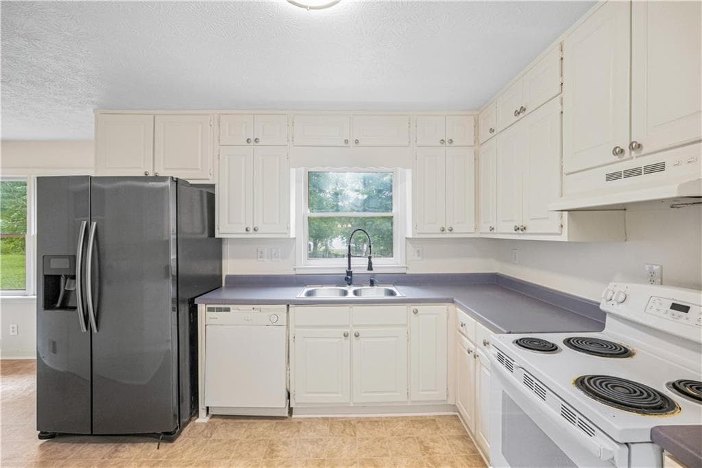 5 bedroom, 4 bathroom, 3,450 sq ft single family residence for sale at 1502 Shoal Creek Drive, Conyers, GA 30094 — photo 2