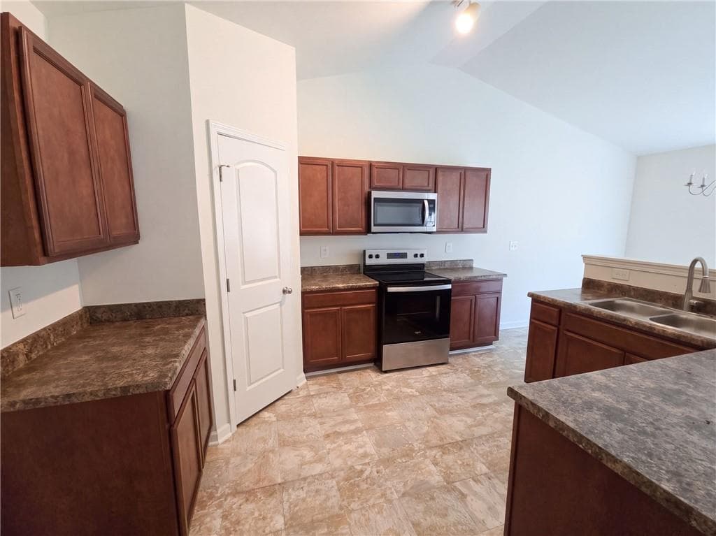 3 bedroom, 2 bathroom, 1,876 sq ft single family residence for sale at 1007 Haley Street, Macon, GA 31217 — photo 7