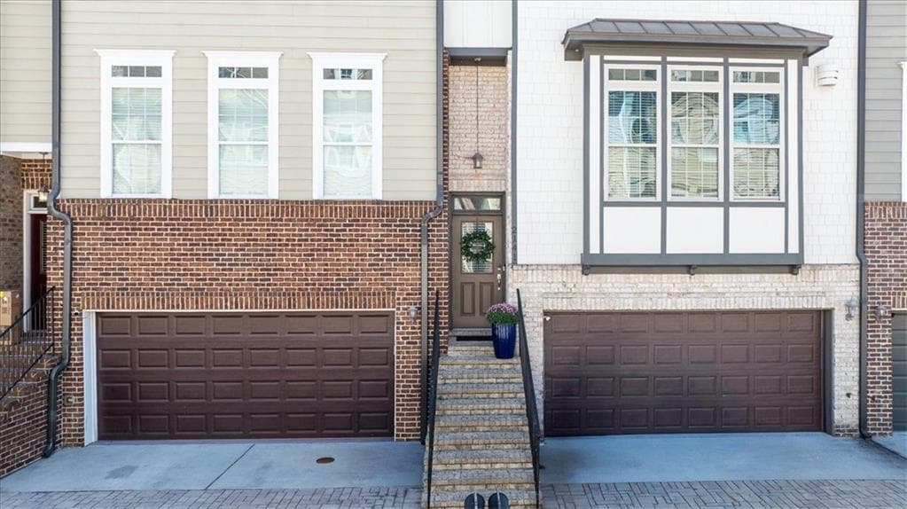 3 bedroom, 4 bathroom, 2,862 sq ft townhouse for sale at 2141 Shale Lane, Atlanta, GA 30318 — photo 2