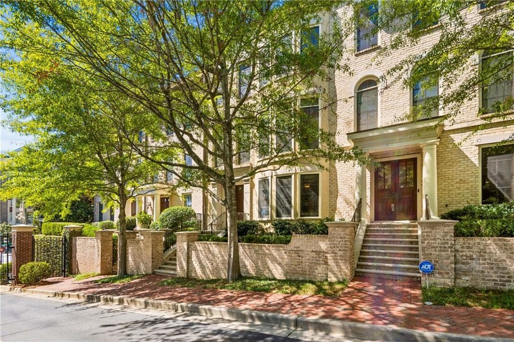 3 bedroom, 5 bathroom, 3,042 sq ft townhouse for sale at 3611 E Paces Way, Atlanta, GA 30326 — photo 2