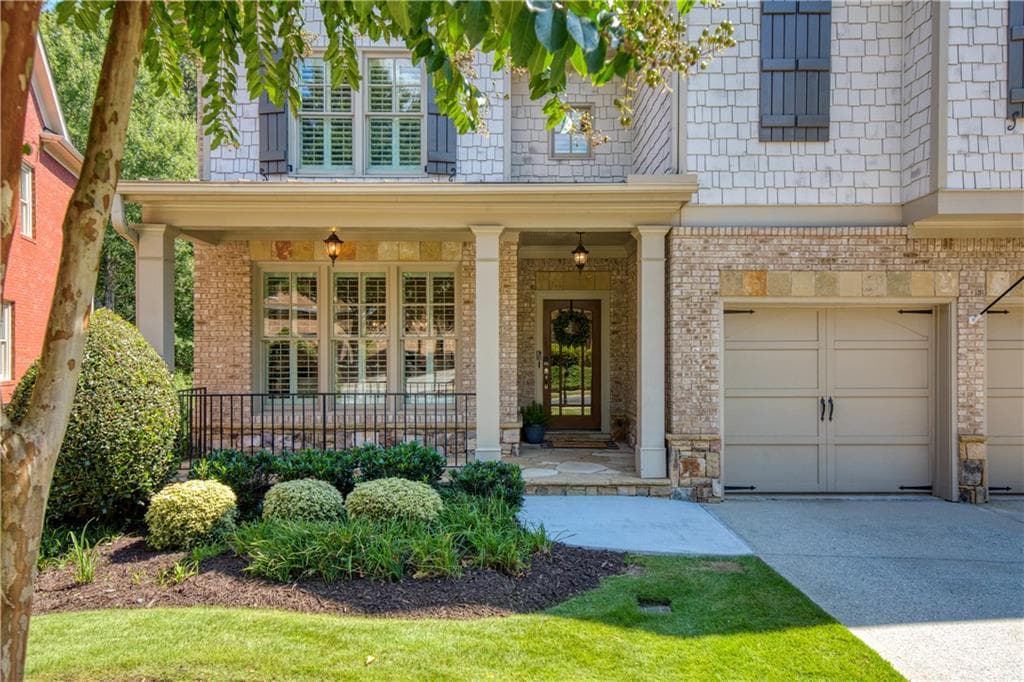5 bedroom, 5 bathroom, 5,023 sq ft single family residence for sale at 4674 Lakeway Place, Alpharetta, GA 30005 — photo 2