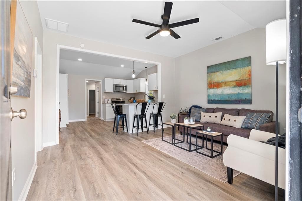 3 bedroom, 2 bathroom, 1,034 sq ft single family residence for sale at 118 Perry Street, Monroe, GA 30655 — photo 3