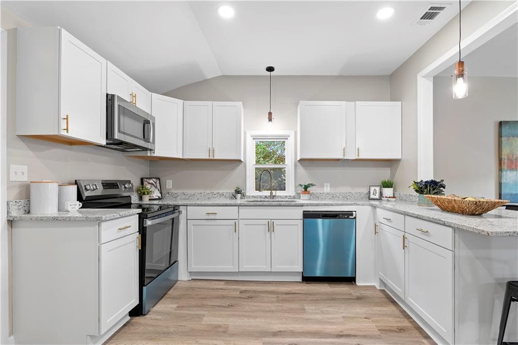 3 bedroom, 2 bathroom, 1,034 sq ft single family residence for sale at 118 Perry Street, Monroe, GA 30655 — photo 6
