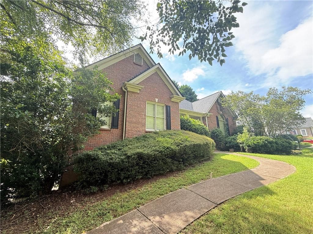 5 bedroom, 4 bathroom, 2,515 sq ft single family residence for sale at 8521 Parkview Court, Monroe, GA 30656 — photo 2
