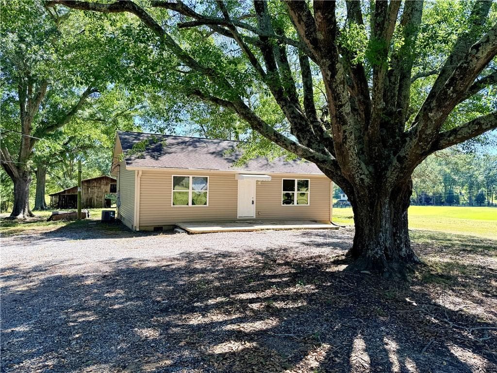 2 bedroom, 2 bathroom, 1,188 sq ft single family residence for sale at 335 Craigtown Road, Calhoun, GA 30701 — photo 2