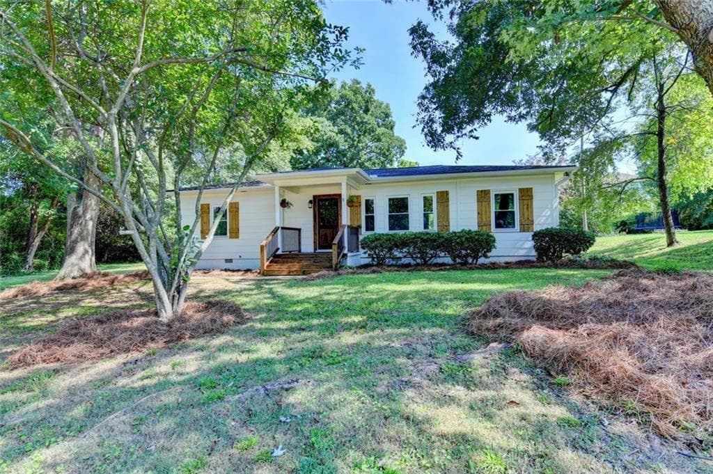 3 bedroom, 2 bathroom, 1,052 sq ft single family residence for sale at 107 Lakeshore Circle, Braselton, GA 30517 — photo 2