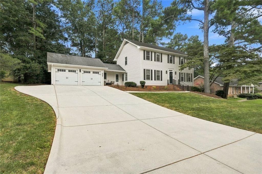 4 bedroom, 3 bathroom, 2,571 sq ft single family residence for sale at 4067 Wembley Forest Way, Atlanta, GA 30340 — photo 2