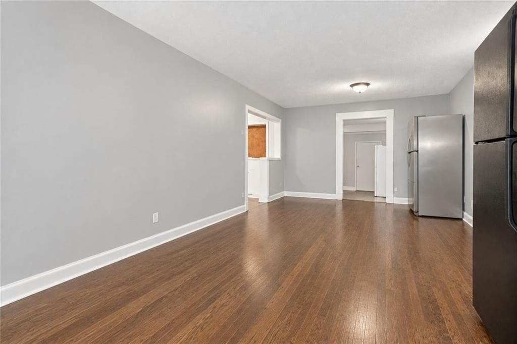 3 bedroom, 2 bathroom, 1,352 sq ft single family residence for sale at 128 Peachtree Circle, Marietta, GA 30060 — photo 3
