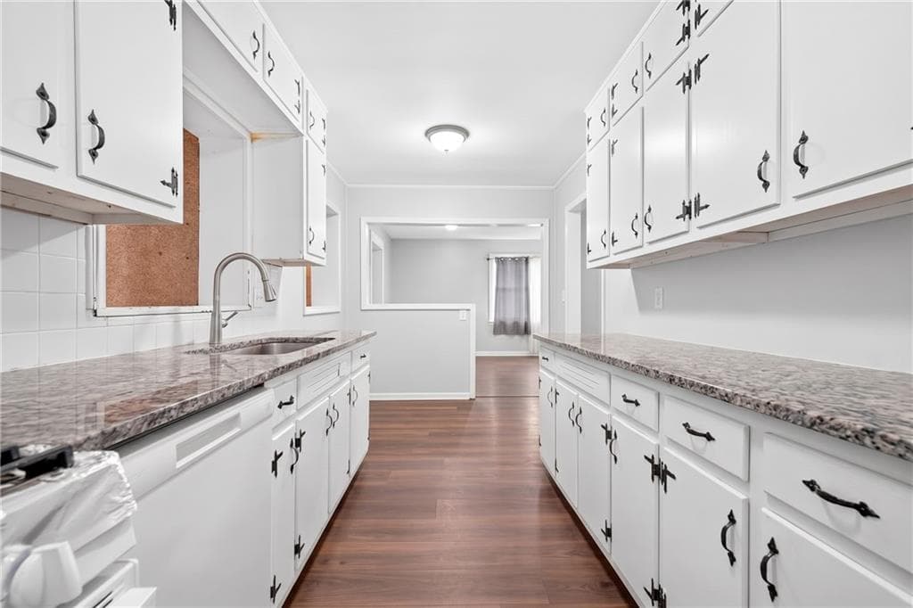 3 bedroom, 2 bathroom, 1,352 sq ft single family residence for sale at 128 Peachtree Circle, Marietta, GA 30060 — photo 5