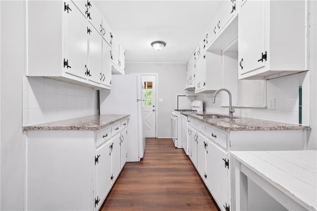 3 bedroom, 2 bathroom, 1,352 sq ft single family residence for sale at 128 Peachtree Circle, Marietta, GA 30060 — photo 6