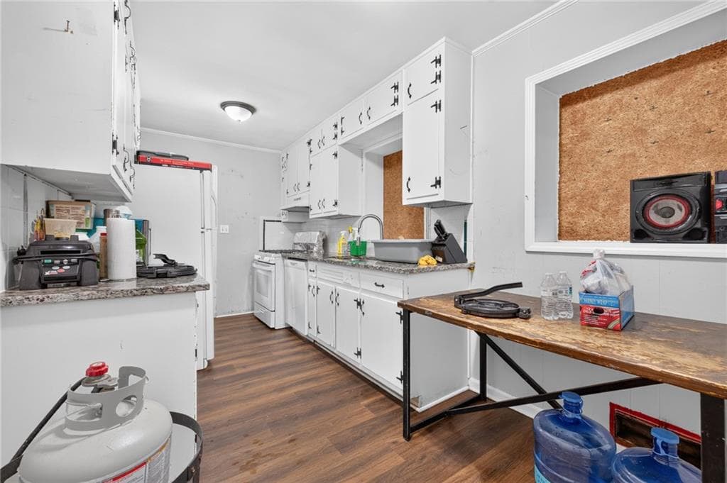 3 bedroom, 2 bathroom, 1,352 sq ft single family residence for sale at 128 Peachtree Circle, Marietta, GA 30060 — photo 7