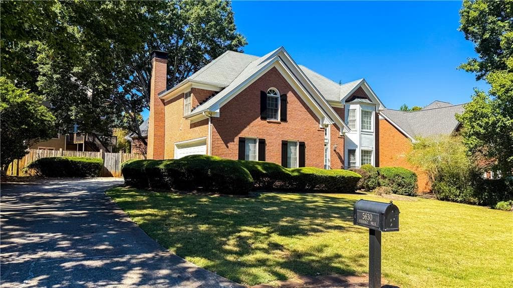 4 bedroom, 3 bathroom, 2,701 sq ft single family residence for sale at 5630 Vicarage Walk, Alpharetta, GA 30005 — photo 3