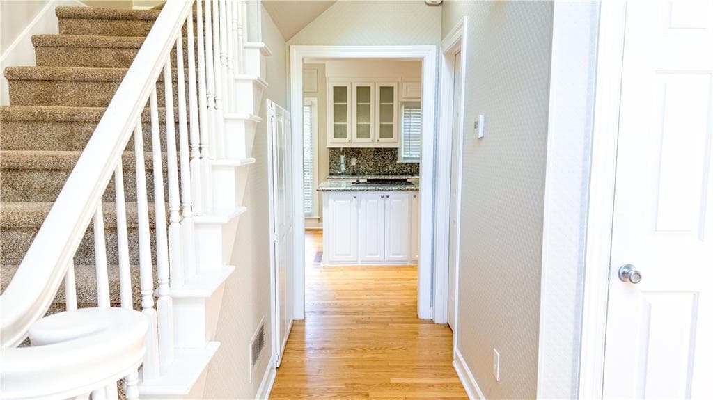 4 bedroom, 3 bathroom, 2,701 sq ft single family residence for sale at 5630 Vicarage Walk, Alpharetta, GA 30005 — photo 4