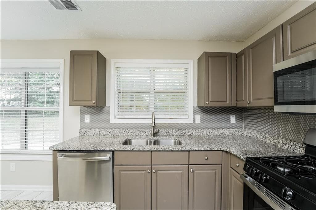 5 bedroom, 3 bathroom, 2,080 sq ft single family residence for rent at 1681 Magnolia View Place, Norcross, GA 30093 for $2,580 a month — photo 2