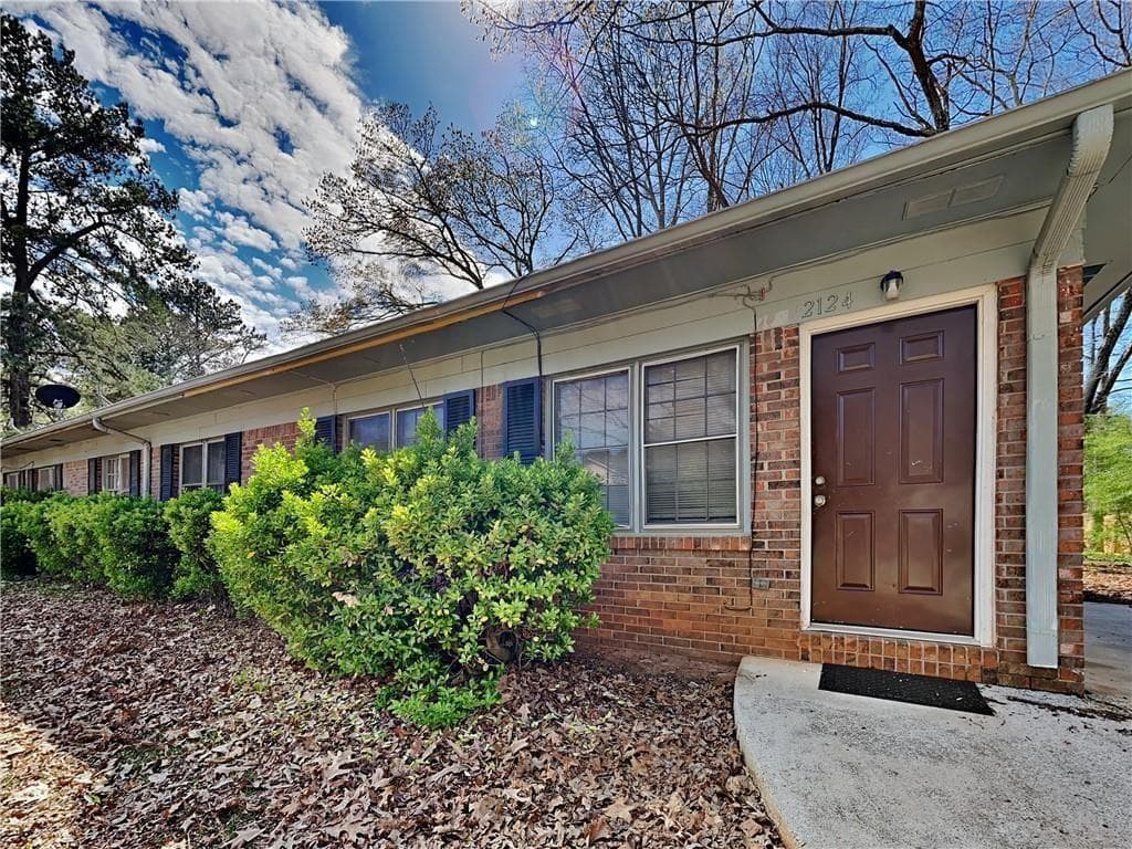 3 bedroom, 2 bathroom, 1,110 sq ft duplex for rent at 2124 Golfview Drive, Conyers, GA 30013 for $1,250 a month