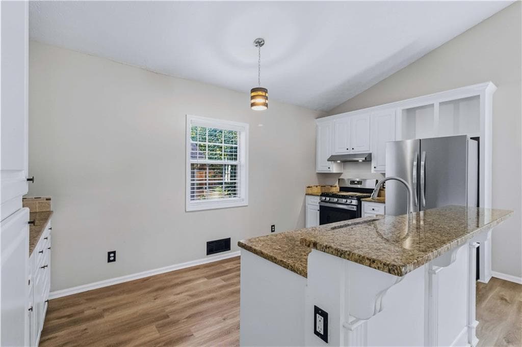 3 bedroom, 2 bathroom, 1,880 sq ft single family residence for sale at 3235 Southshore Court, Cumming, GA 30041 — photo 10