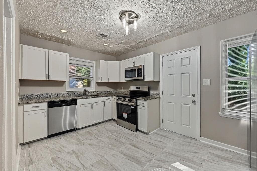 3 bedroom, 1 bathroom, 1,000 sq ft single family residence for sale at 2312 Polar Rock Avenue, Atlanta, GA 30315 — photo 3