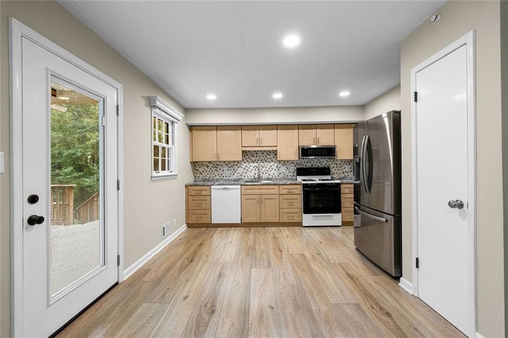 3 bedroom, 2 bathroom, 1,852 sq ft single family residence for sale at 3465 Broxton Mill Way, Snellville, GA 30039 — photo 4