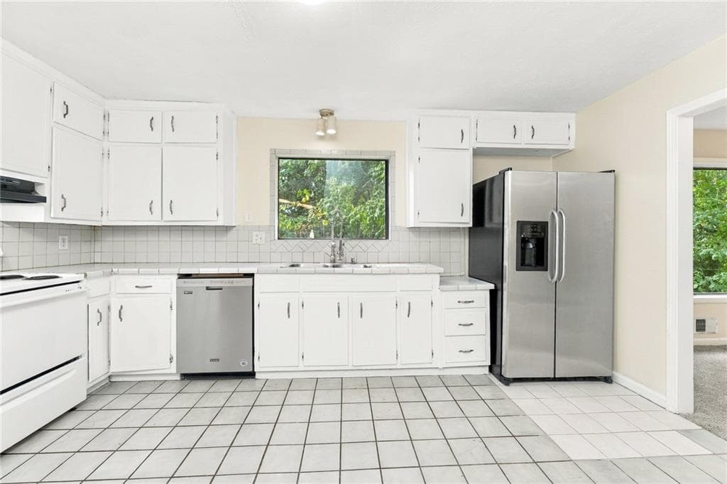 4 bedroom, 3 bathroom, 1,790 sq ft single family residence for rent at 2576 Glenrock Drive, Decatur, GA 30032 for $2,105 a month — photo 2