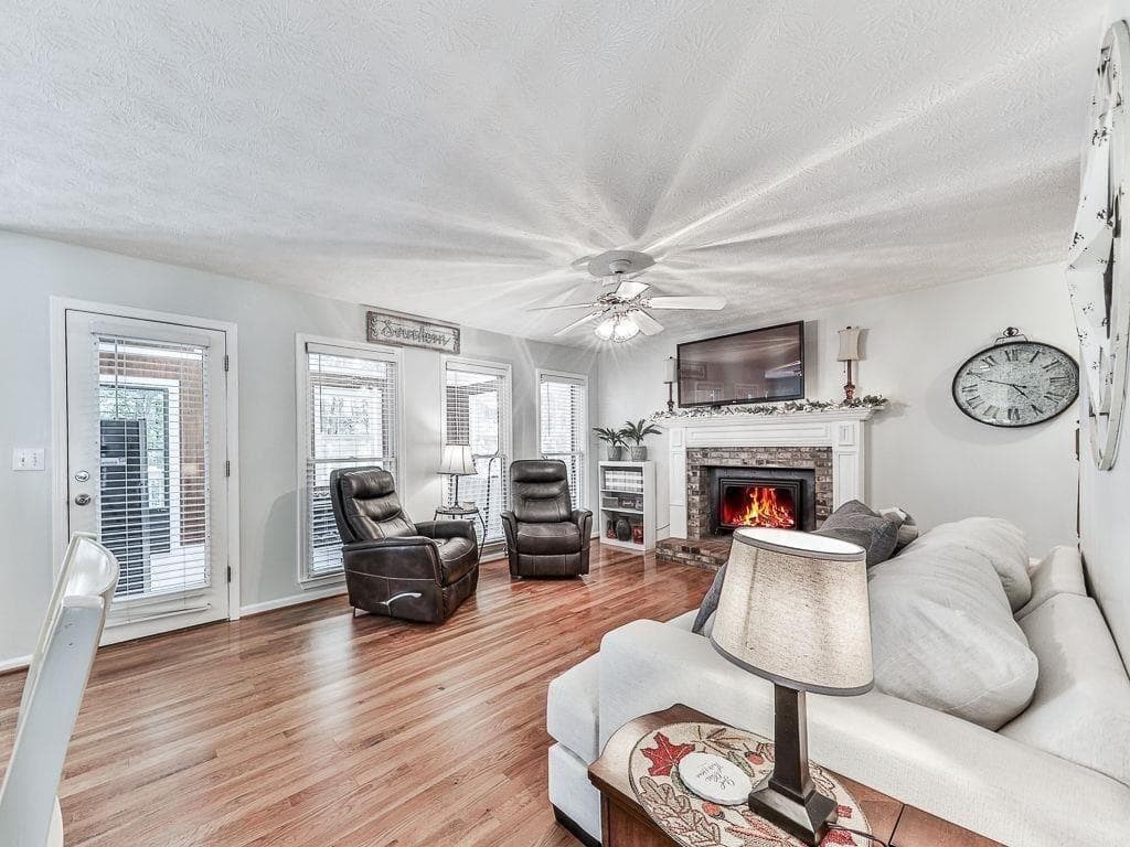 5 bedroom, 4 bathroom, 2,864 sq ft single family residence for sale at 373 Yonah Circle, Woodstock, GA 30189 — photo 7