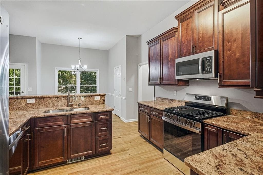 5 bedroom, 3 bathroom, 2,896 sq ft single family residence for sale at 455 Summer Breeze Court, Alpharetta, GA 30005 — photo 10