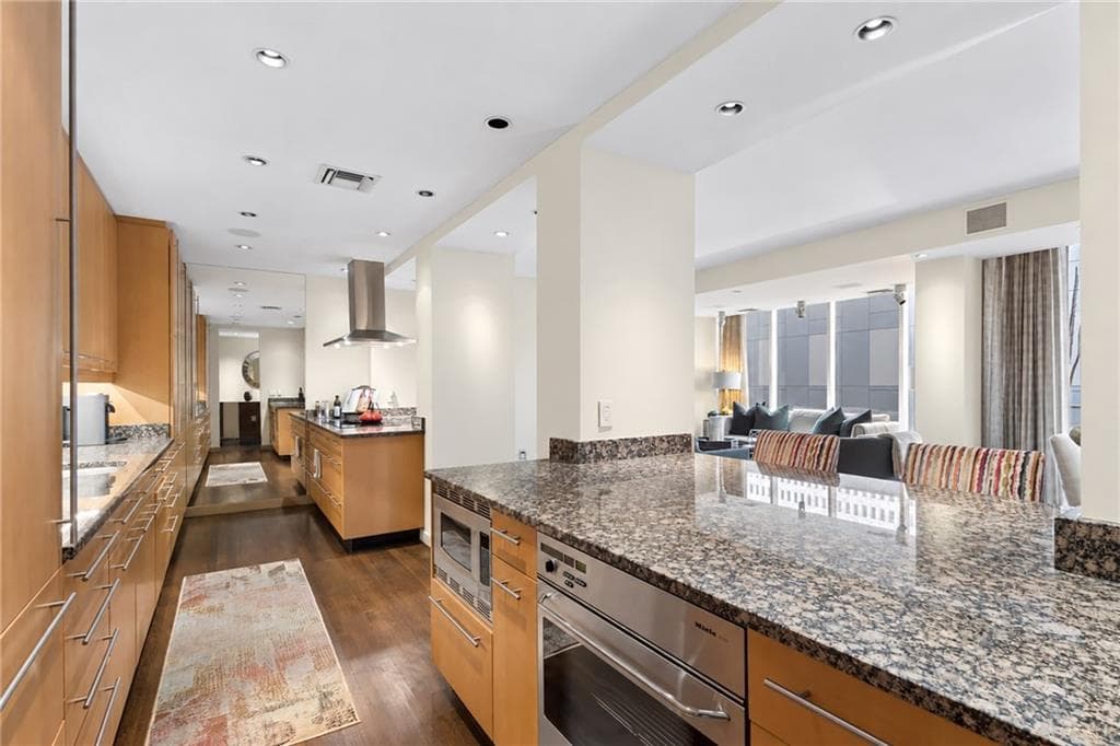 2 bedroom, 2 bathroom, 1,460 sq ft condominium for sale at 145 15th Street 824, Atlanta, GA 30309 — photo 2