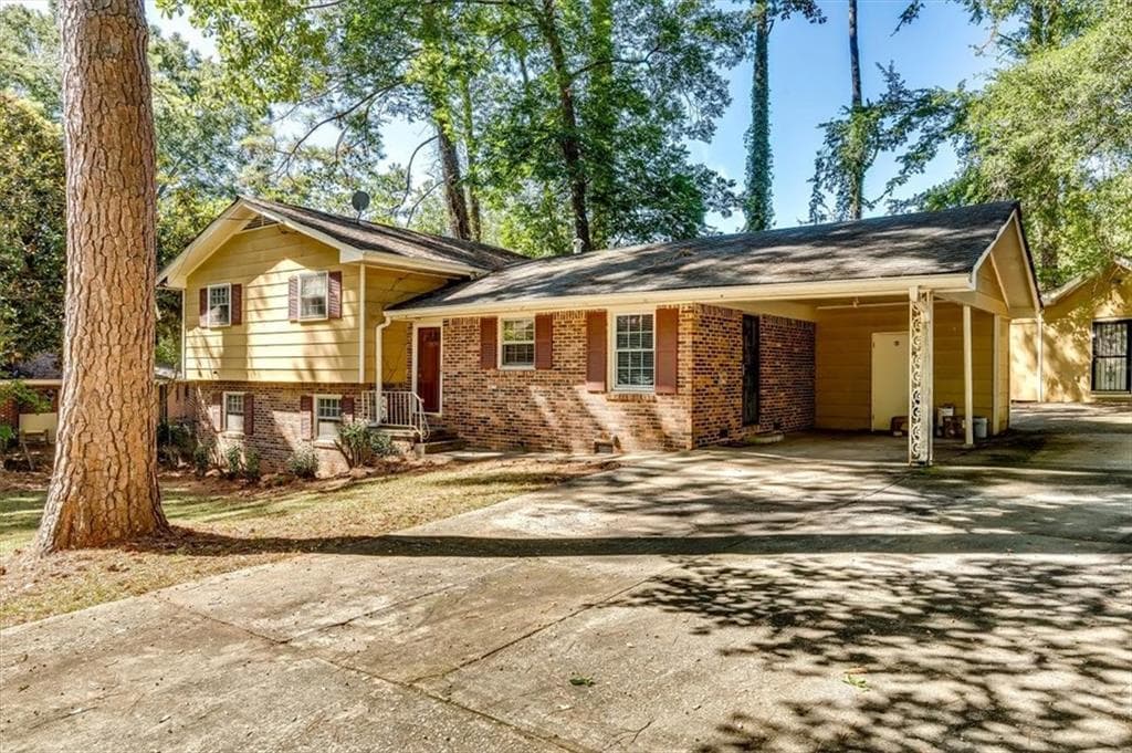 4 bedroom, 2 bathroom, 2,141 sq ft single family residence for sale at 2879 Cohassett Lane, Decatur, GA 30034 — photo 2
