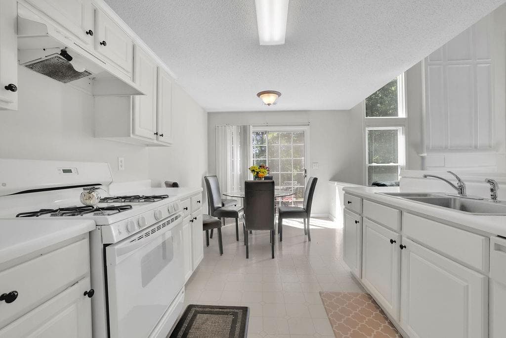 3 bedroom, 3 bathroom, 1,828 sq ft single family residence for sale at 480 Stambridge Court, Johns Creek, GA 30005 — photo 4