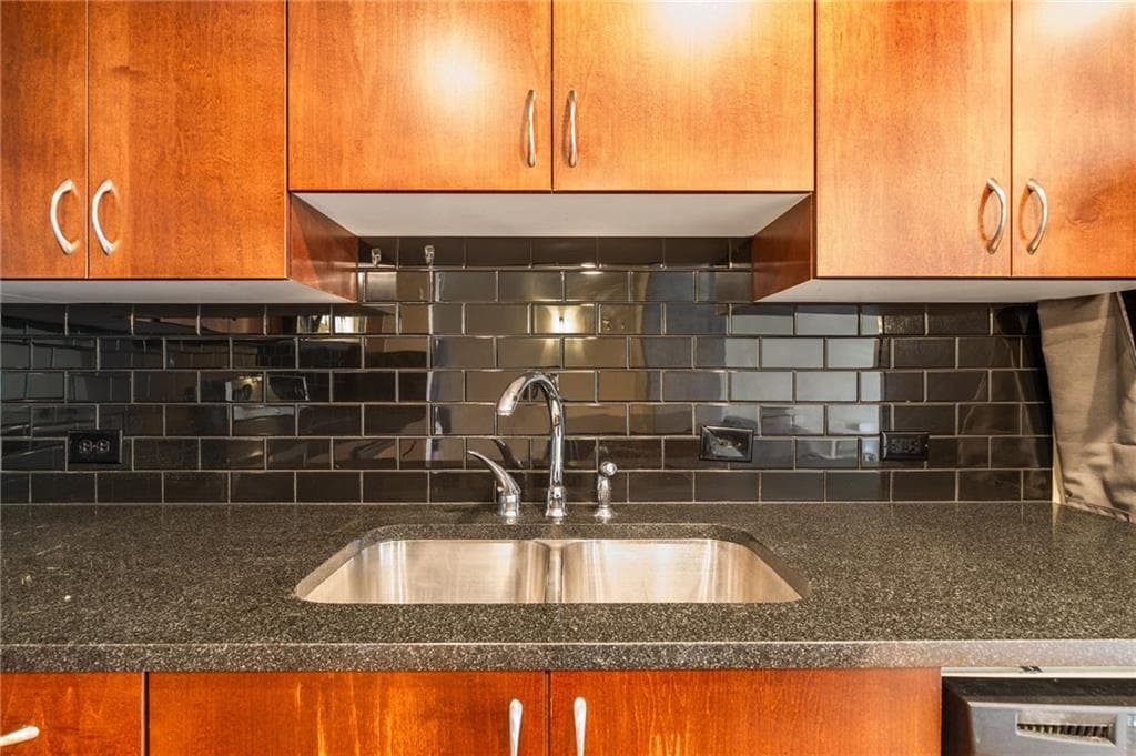 1 bedroom, 1 bathroom, 707 sq ft condominium for sale at 860 Peachtree Street 803, Atlanta, GA 30308 — photo 8