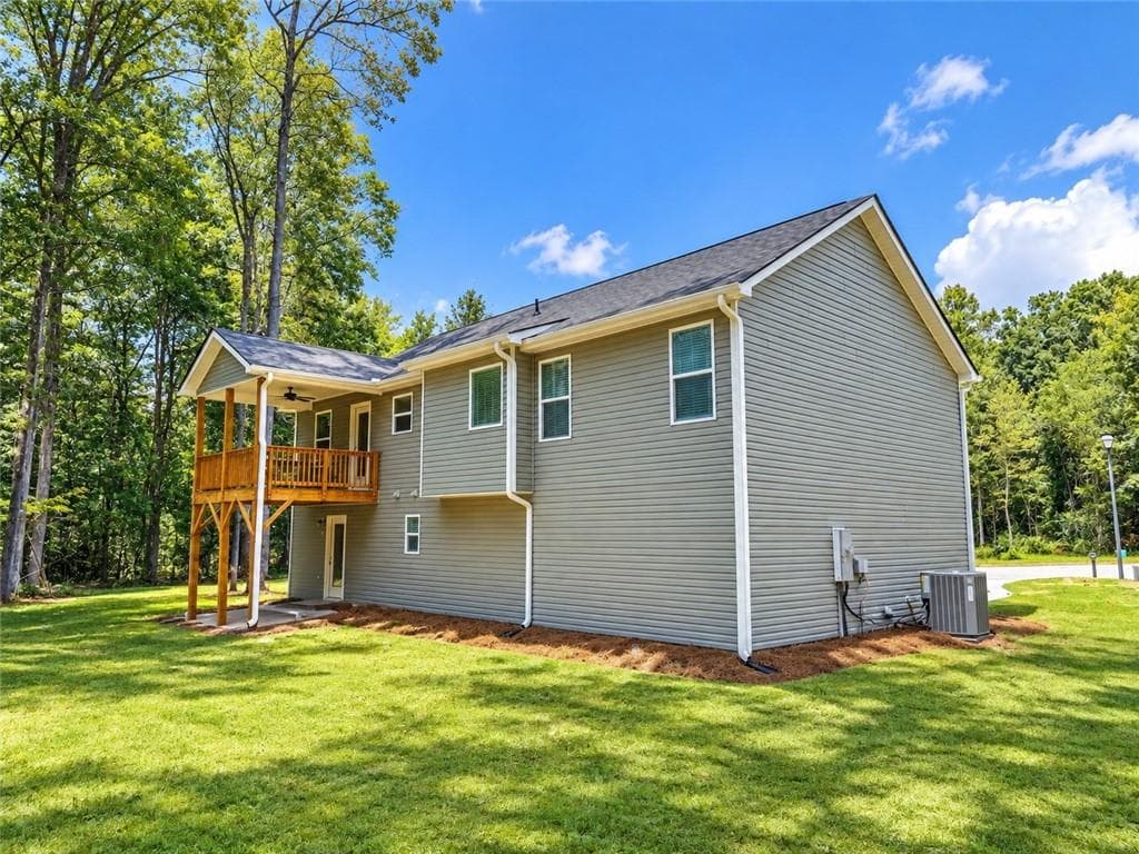 3 bedroom, 3 bathroom, 2,074 sq ft single family residence for sale at 5127 Bird Road, Gainesville, GA 30506 — photo 4