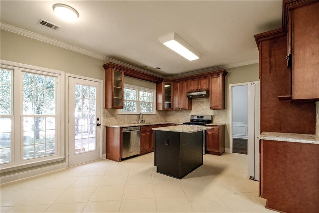 4 bedroom, 3 bathroom, 2,328 sq ft single family residence for sale at 4395 Sugar Maple Drive, Acworth, GA 30101 — photo 2