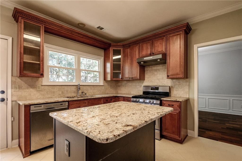 4 bedroom, 3 bathroom, 2,328 sq ft single family residence for sale at 4395 Sugar Maple Drive, Acworth, GA 30101 — photo 3