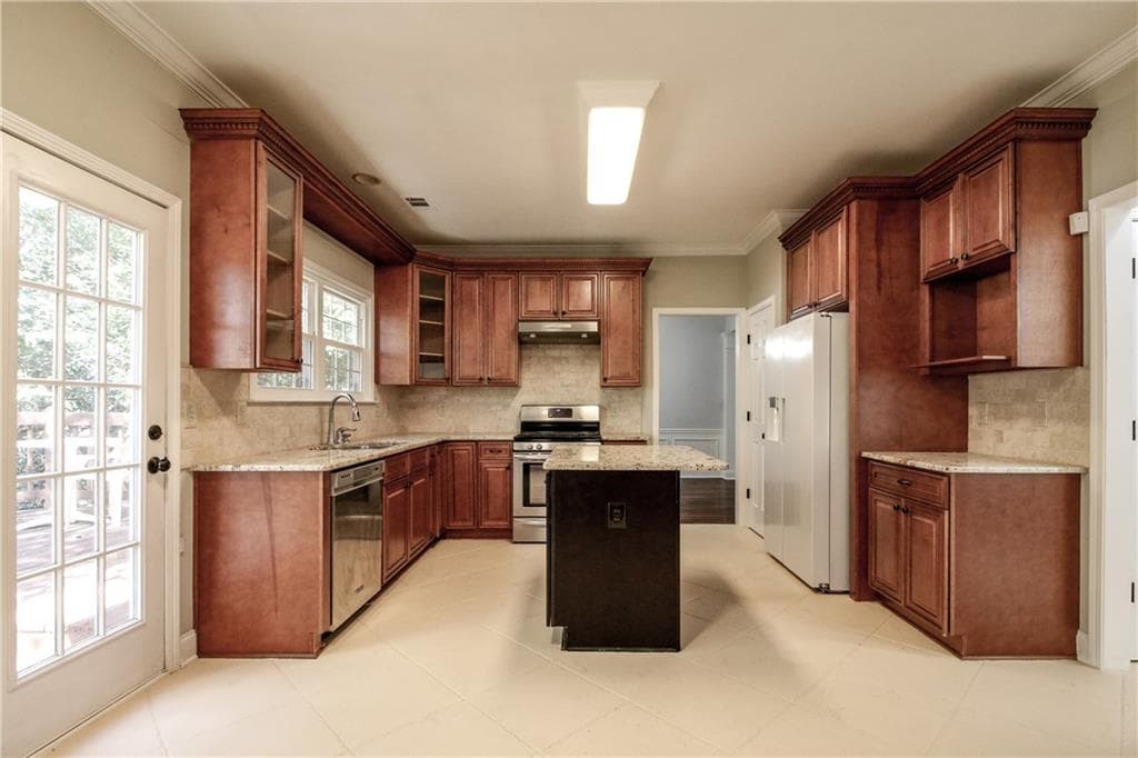 4 bedroom, 3 bathroom, 2,328 sq ft single family residence for sale at 4395 Sugar Maple Drive, Acworth, GA 30101 — photo 4