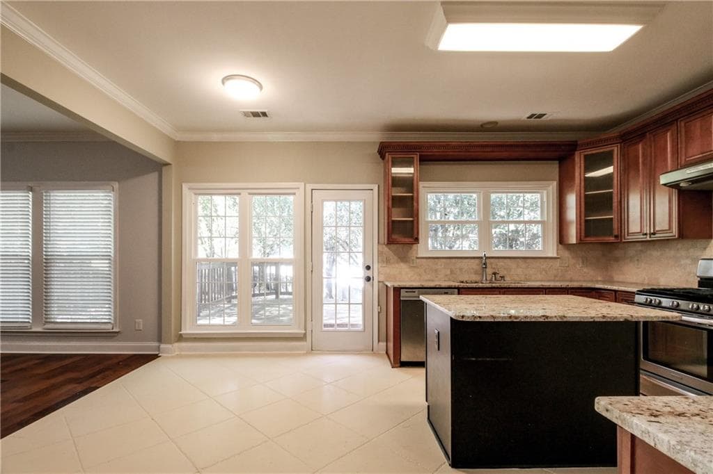 4 bedroom, 3 bathroom, 2,328 sq ft single family residence for sale at 4395 Sugar Maple Drive, Acworth, GA 30101 — photo 5