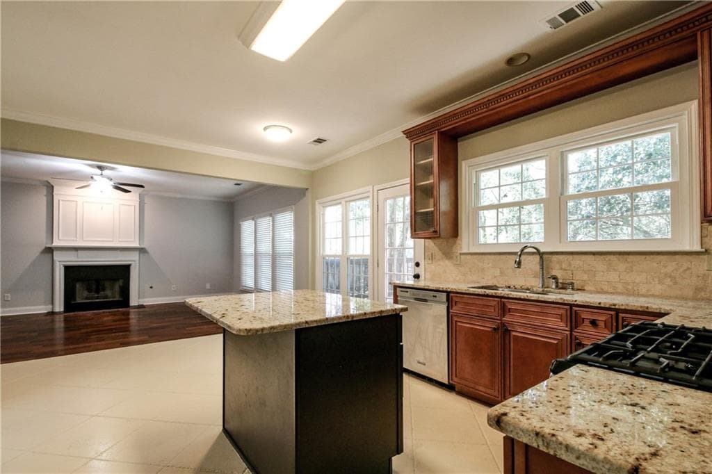 4 bedroom, 3 bathroom, 2,328 sq ft single family residence for sale at 4395 Sugar Maple Drive, Acworth, GA 30101 — photo 7