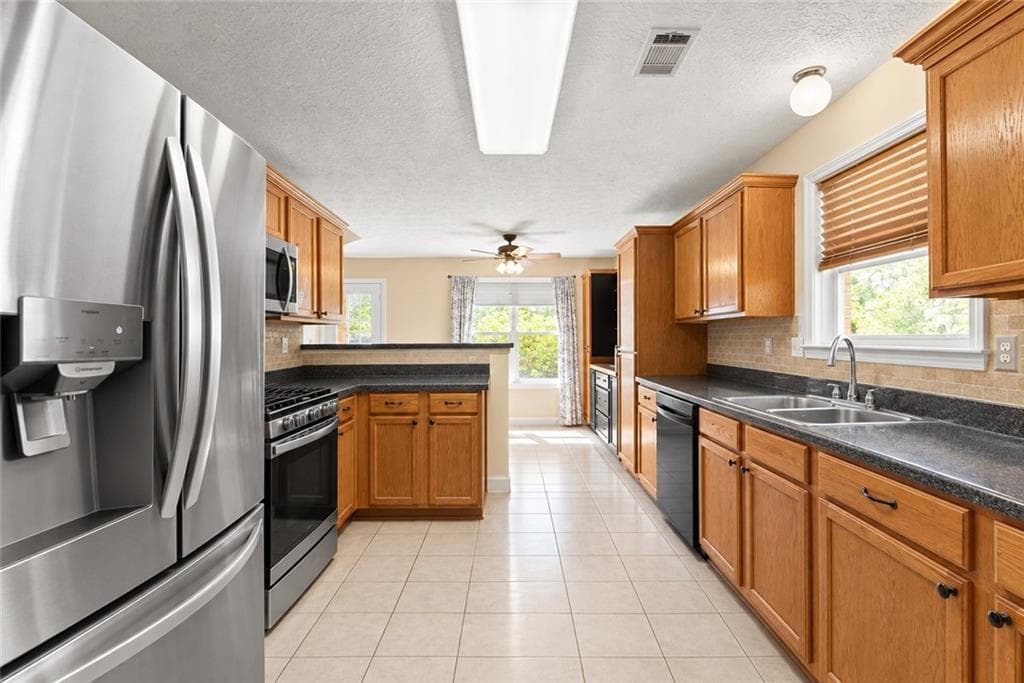 3 bedroom, 3 bathroom, 2,220 sq ft single family residence for sale at 226 Oceanliner Drive, Winder, GA 30680 — photo 3