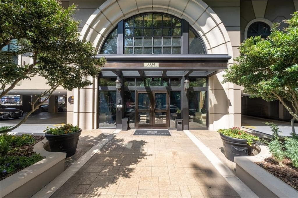 2 bedroom, 2 bathroom, 1,424 sq ft condominium for sale at 3334 Peachtree Road 103, Atlanta, GA 30326 — photo 5