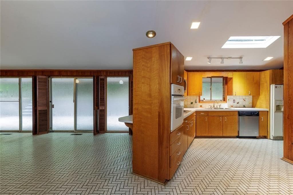 4 bedroom, 3 bathroom, 2,512 sq ft single family residence for sale at 4961 Rebel Trail, Atlanta, GA 30327 — photo 10