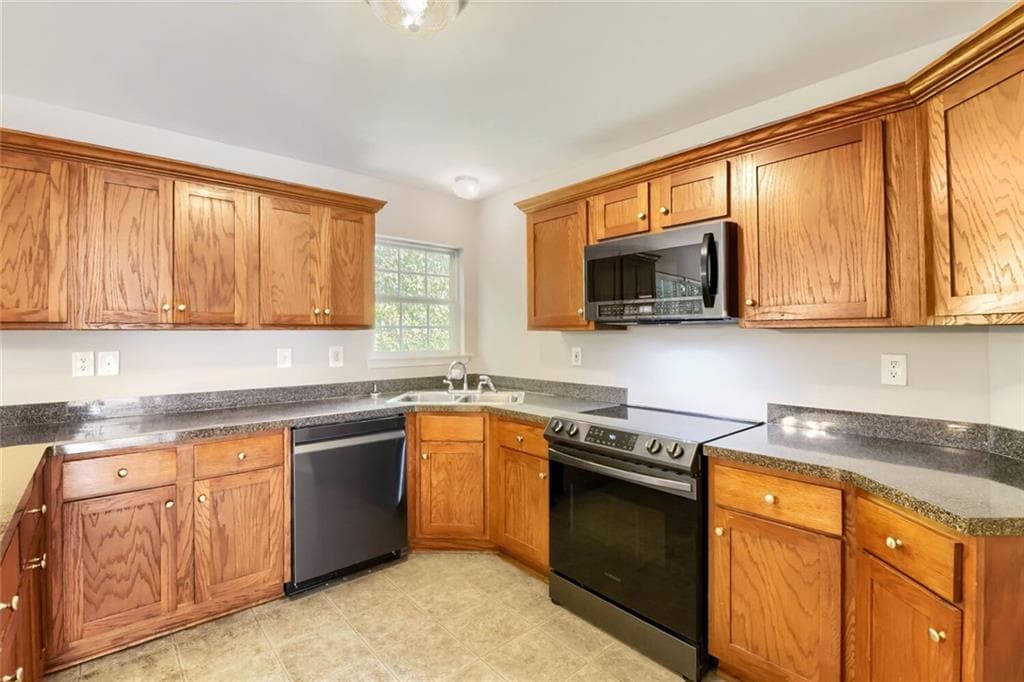 3 bedroom, 3 bathroom, 2,225 sq ft single family residence for sale at 395 Sandy Ridge Road, Mcdonough, GA 30252 — photo 7