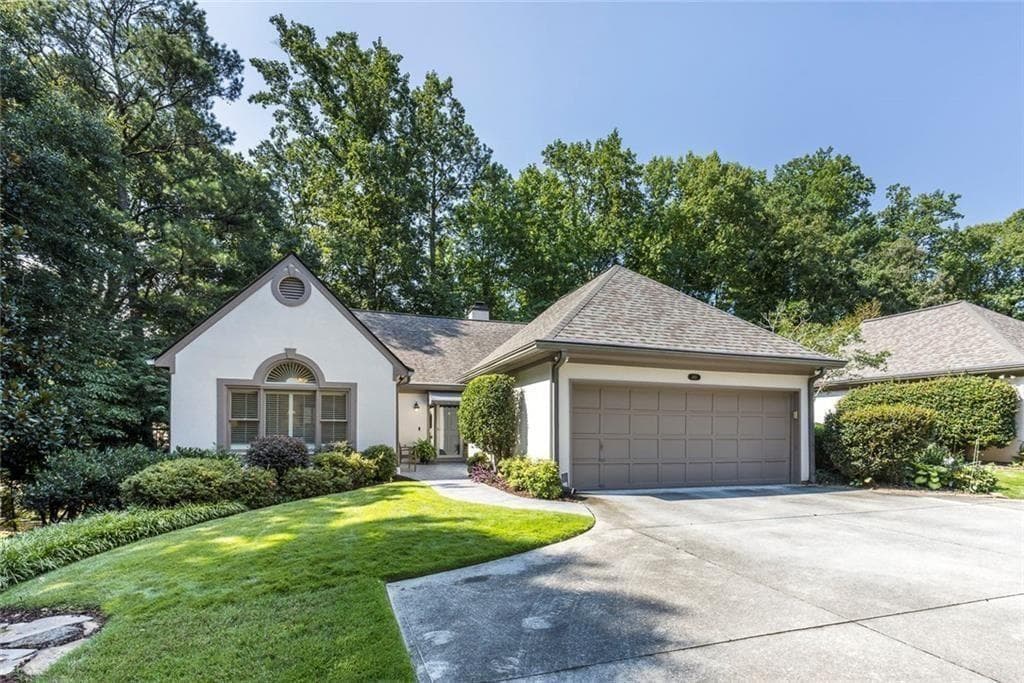 3 bedroom, 3 bathroom, 3,938 sq ft townhouse under contract at 450 Greenlaurel Drive, Sandy Springs, GA 30342 — photo 2