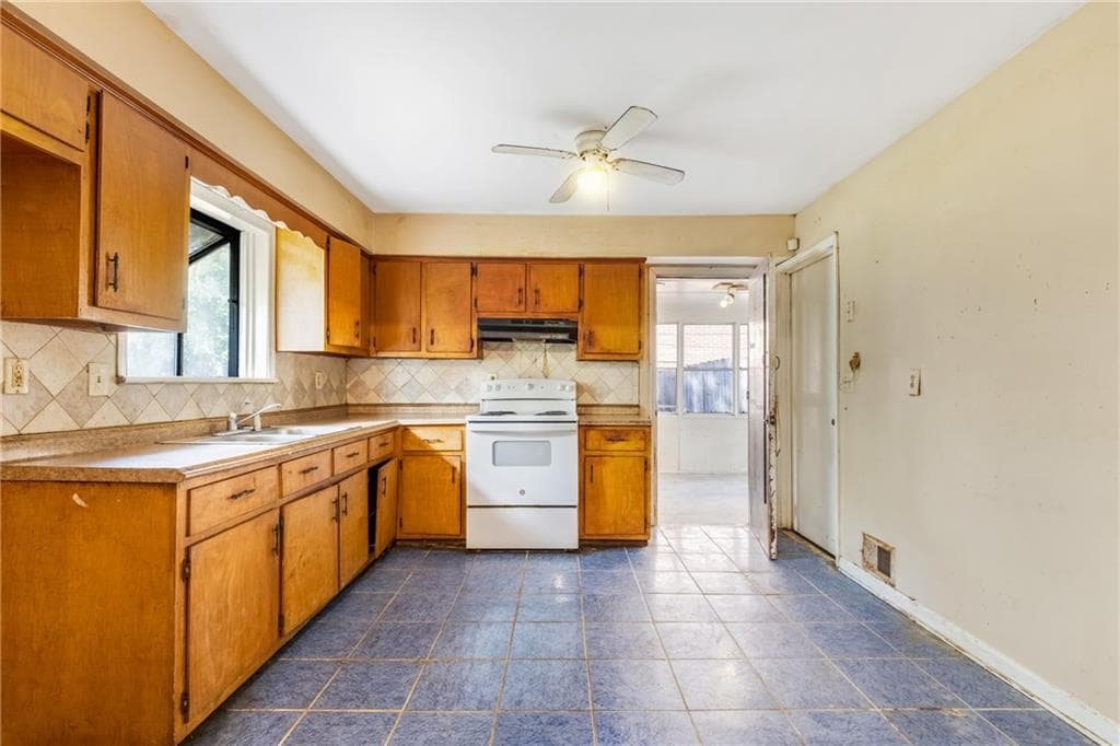 3 bedroom, 2 bathroom, 1,334 sq ft single family residence for sale at 2967 Toney Drive, Decatur, GA 30032 — photo 4