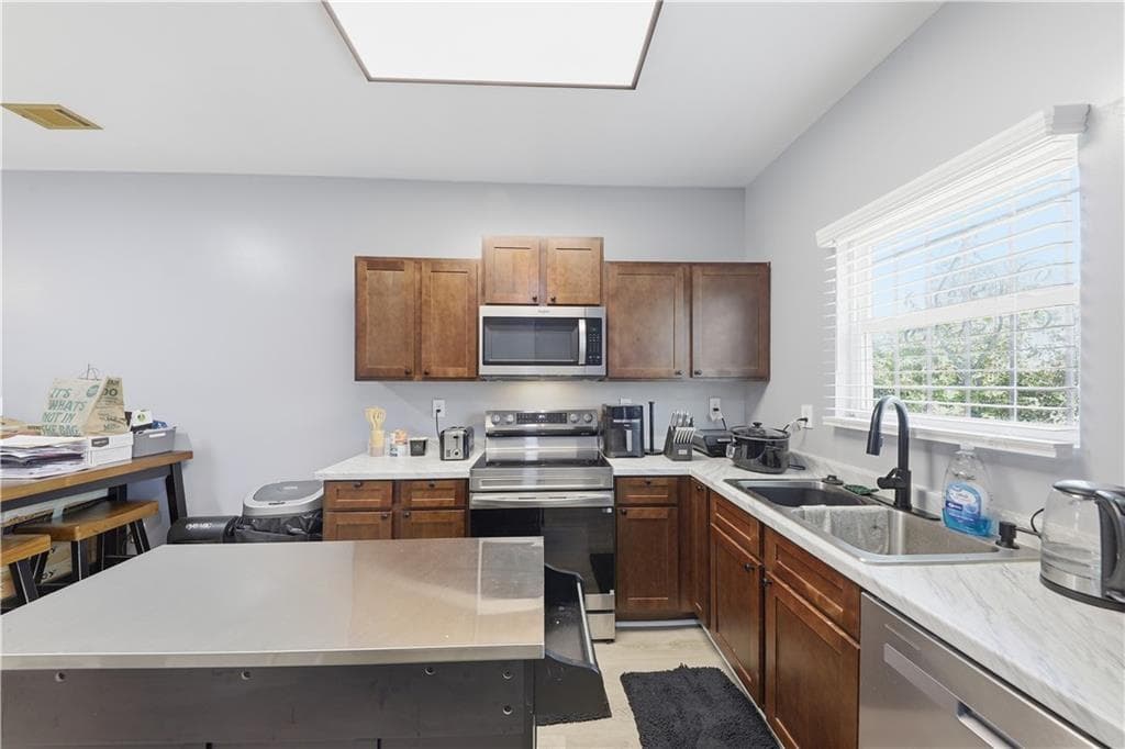 3 bedroom, 3 bathroom, 1,440 sq ft townhouse for sale at 2166 Braxton Road, Atlanta, GA 30331 — photo 6